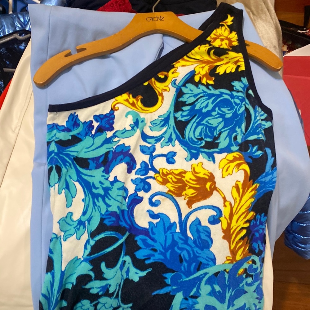 Cache off shoulder top sz xs beautiful blues and scrolling